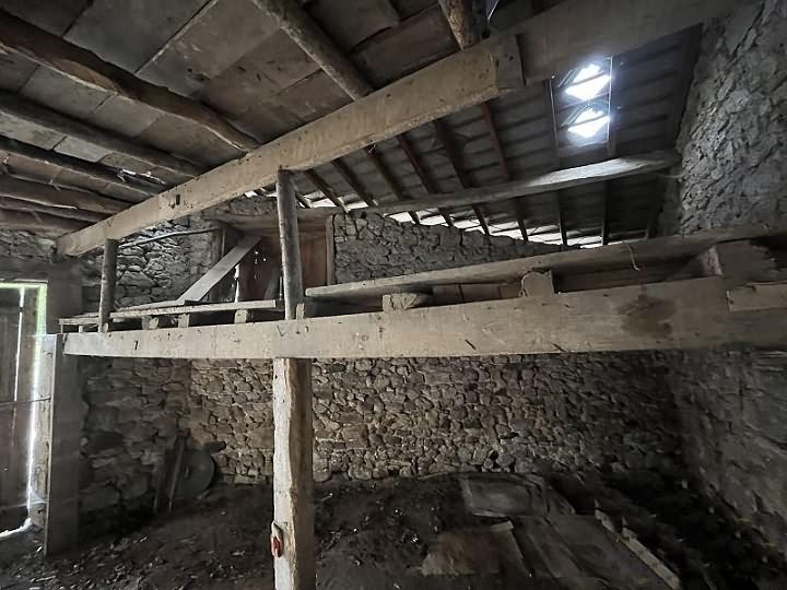 Stone barn to renovate near Farebout