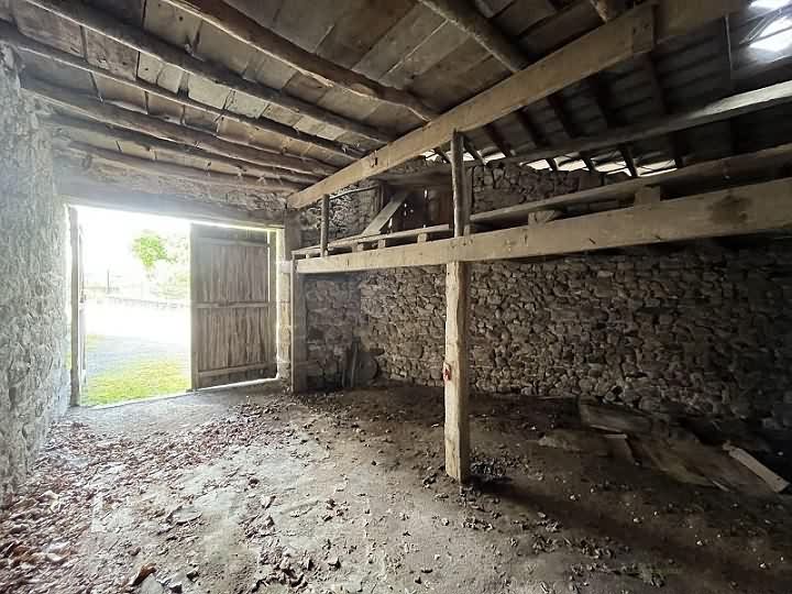 Stone barn to renovate near Farebout