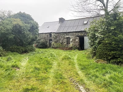 Stone house to renovate near Kerurien
