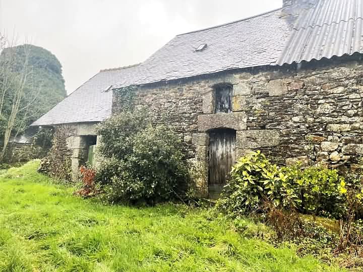 Stone house to renovate near Kerurien