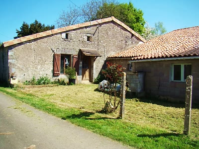 Stone house to renovate near Chez Vécant