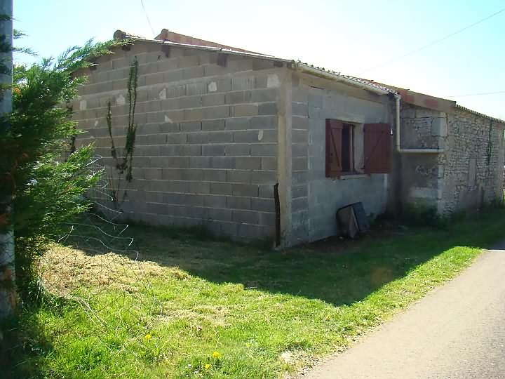 Stone house to renovate near Chez Vécant