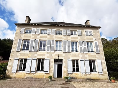 9 bed stone house for sale near Chez Vécant