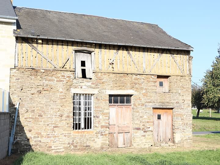 Stone house to renovate near Jarry