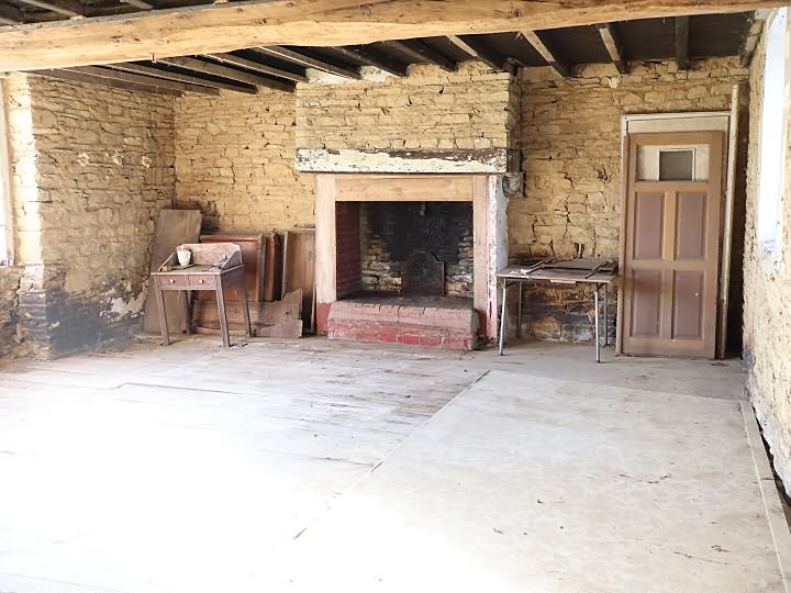 Stone house to renovate near Jarry