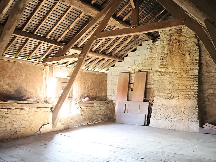 Stone house to renovate near Jarry