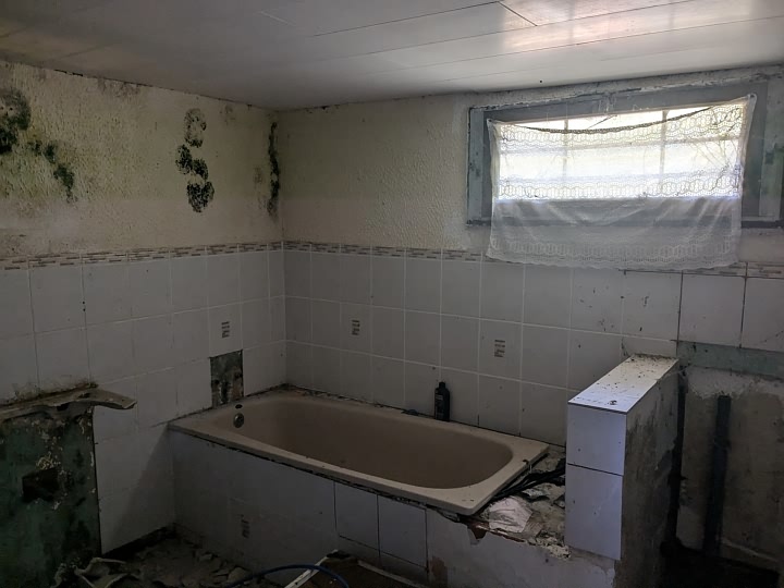 Stone house to renovate near BRITTANY CENTRE and BRITTANY CENTRE WEST