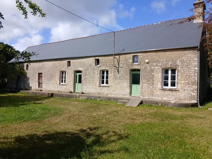 Stone house to renovate near Néhou