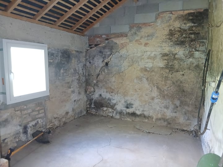 Stone house to renovate near Néhou