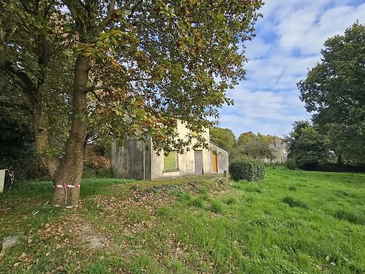 House to renovate near Kerurien