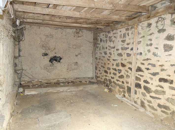Stone barn to renovate near Lapenty