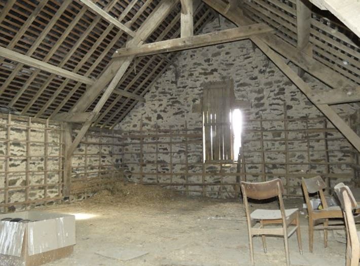 Stone barn to renovate near Lapenty