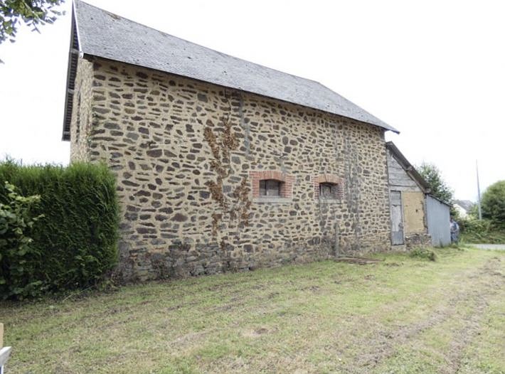 Stone barn to renovate near Lapenty