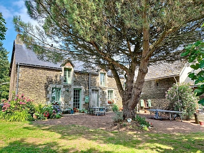 6 bed stone house for sale near Taupont