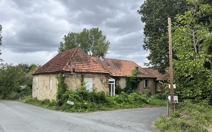Stone barn to renovate near Aubas