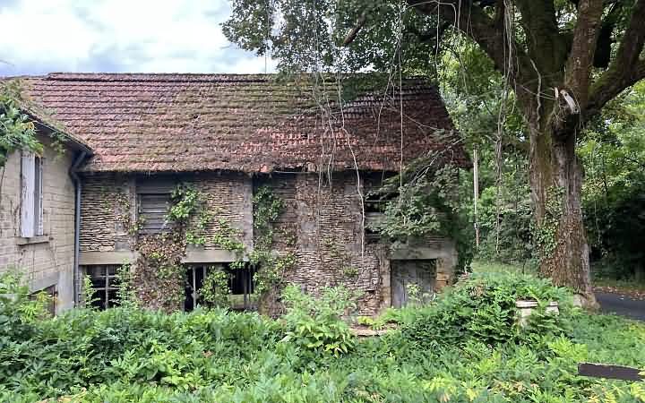 Stone barn to renovate near Aubas