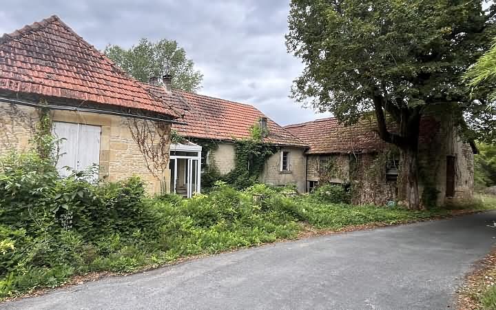 Stone barn to renovate near Aubas