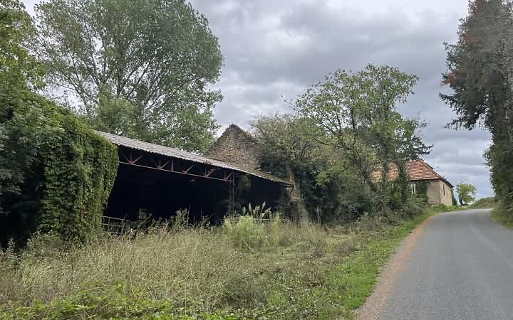 Stone barn to renovate near Aubas