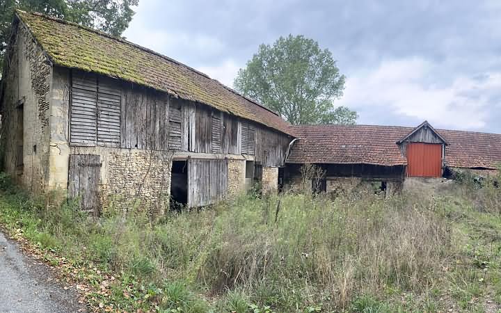 Stone barn to renovate near Aubas