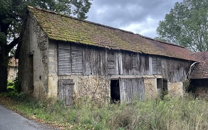 Stone barn to renovate near Aubas