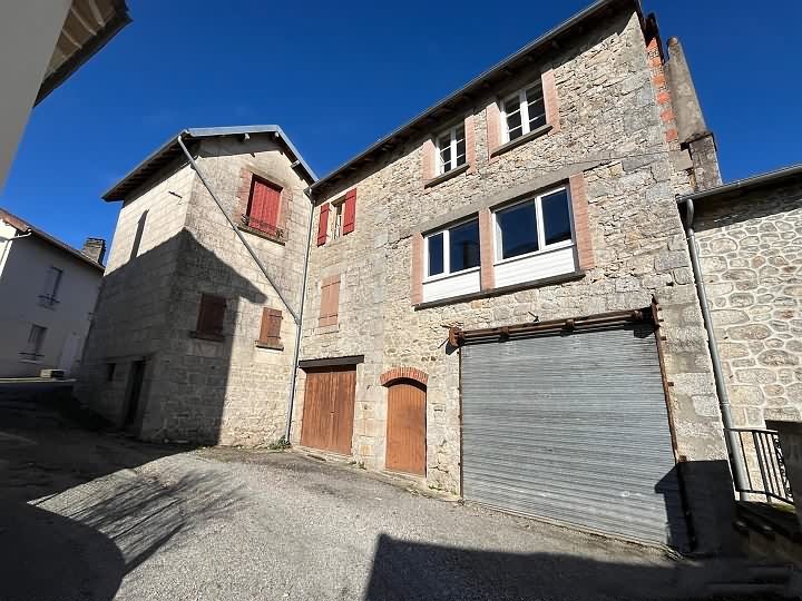 Stone house to renovate near Jartaud