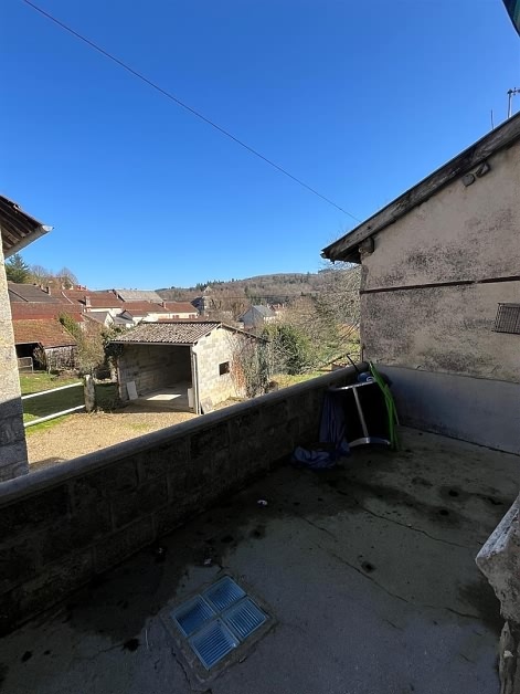 Stone house to renovate near Jartaud