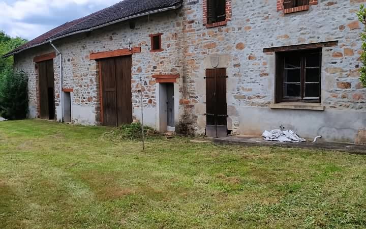 Stone barn to renovate near Bujalenas