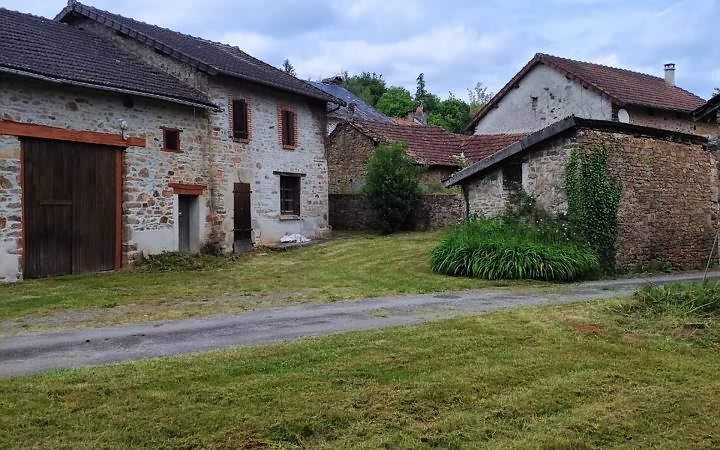 Stone barn to renovate near Bujalenas