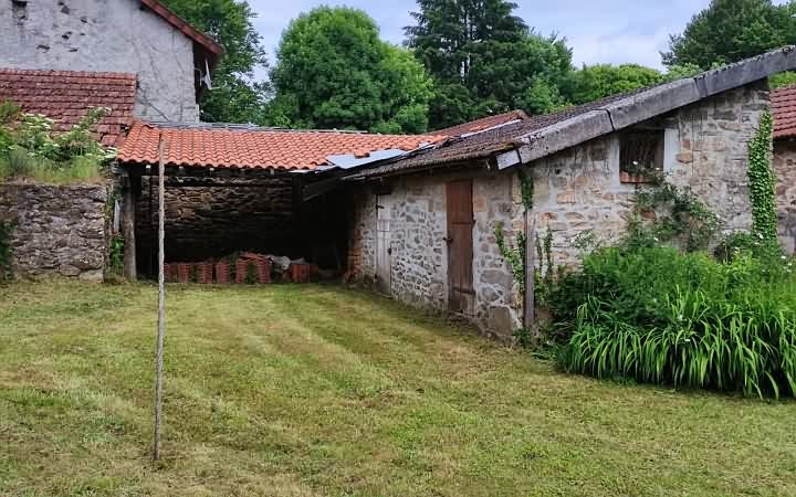 Stone barn to renovate near Bujalenas