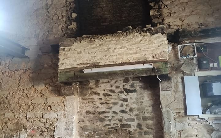 Stone barn to renovate near Bujalenas