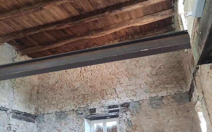 Stone barn to renovate near Bujalenas