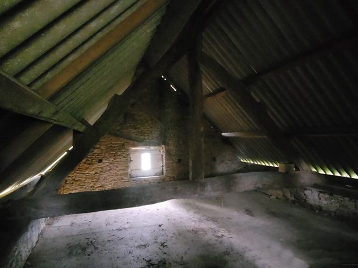 Stone house to renovate near Bion