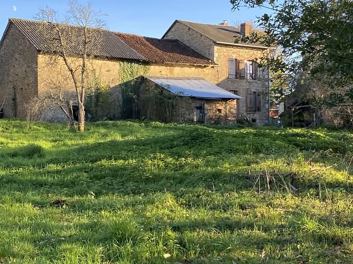 Stone house to renovate near Grand Bueix
