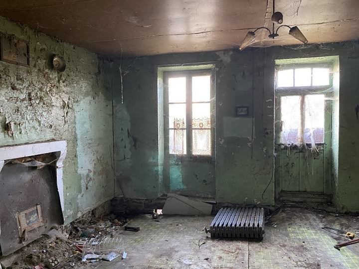 Stone house to renovate near Grand Bueix