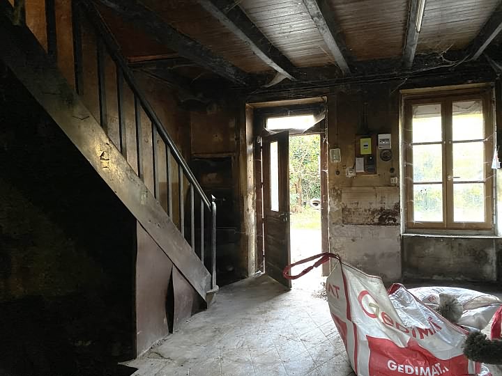 Stone house to renovate near Grand Bueix