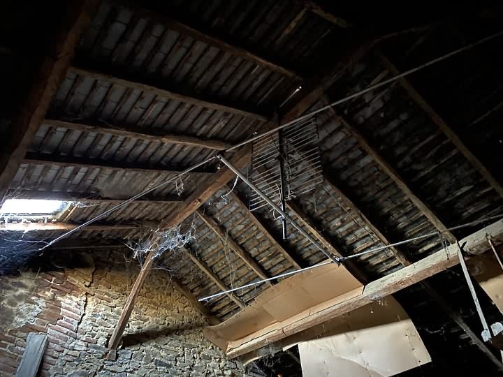Stone house to renovate near Grand Bueix
