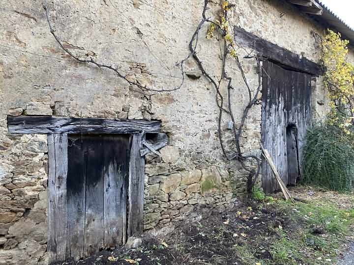 Stone house to renovate near Grand Bueix