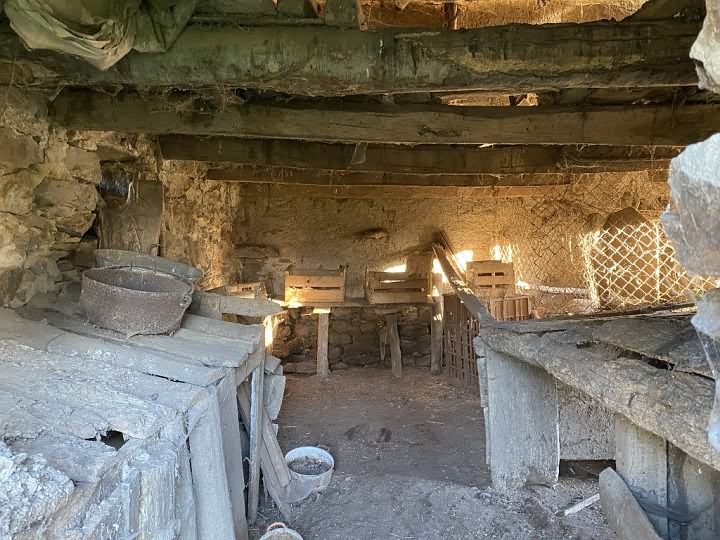 Stone house to renovate near Grand Bueix