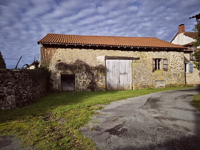 Stone barn to renovate near Goulat