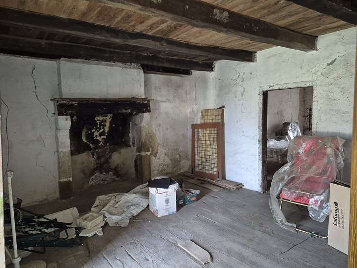 Stone barn to renovate near Goulat