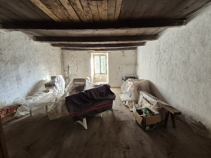 Stone barn to renovate near Goulat