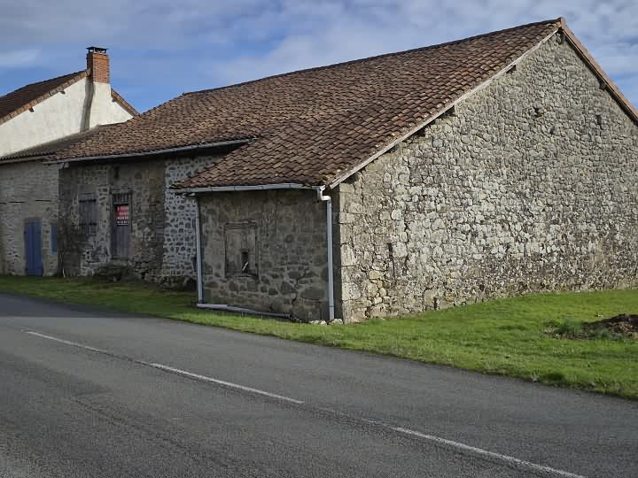 Stone barn to renovate near Goulat