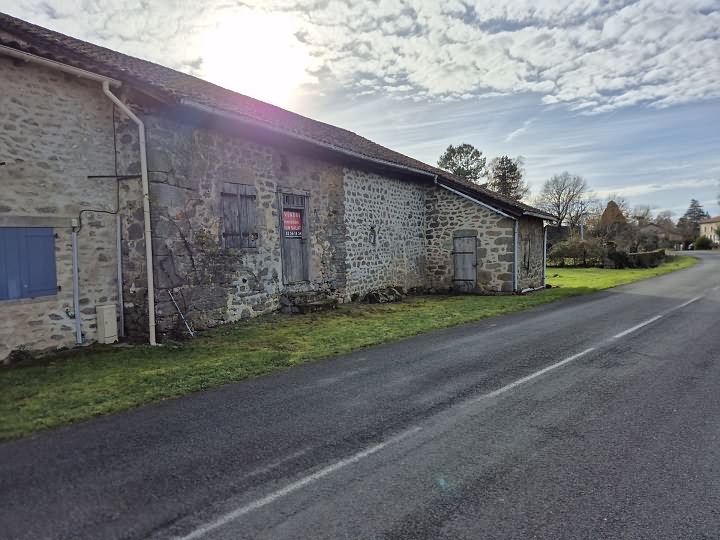Stone barn to renovate near Goulat