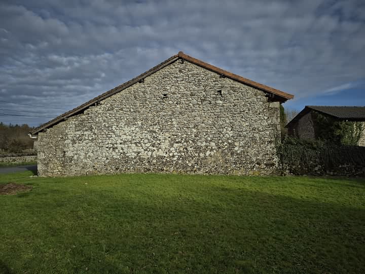Stone barn to renovate near Goulat