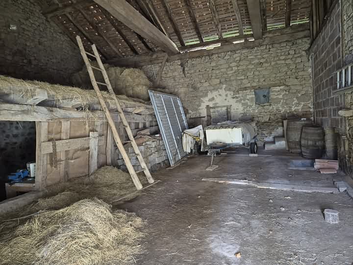 Stone barn to renovate near Goulat