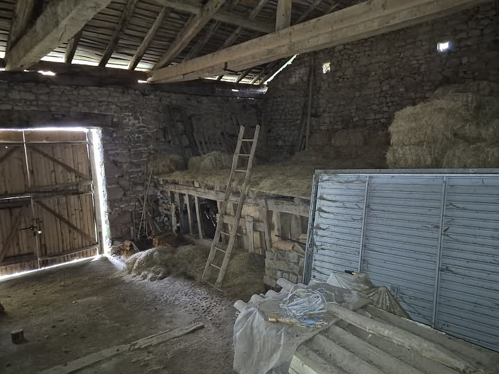 Stone barn to renovate near Goulat