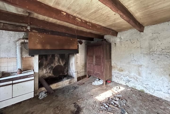 Stone house to renovate near Keraden