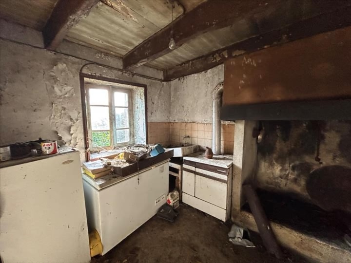 Stone house to renovate near Keraden