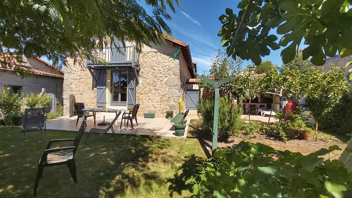 2 bed stone house for sale near Goulat