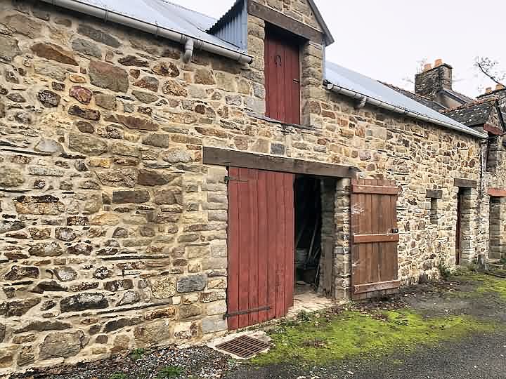 Stone barn to renovate near Loutehel